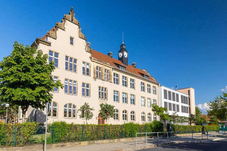 Grundschule in Naundorf, Frontalansicht