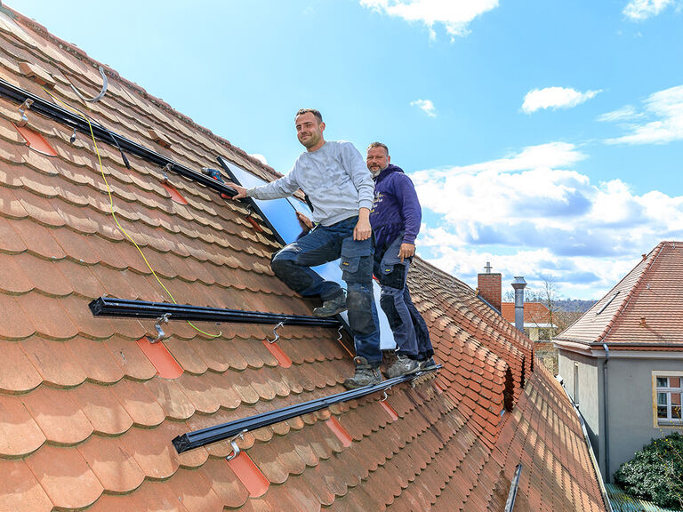 Dachdecker montieren eine Solaranlage