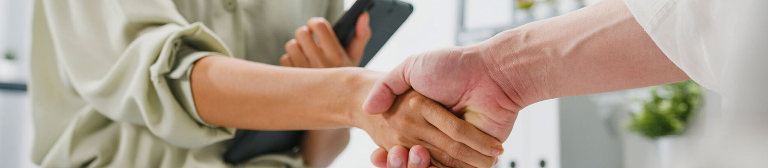 Zwei Personen geben sich die Hand