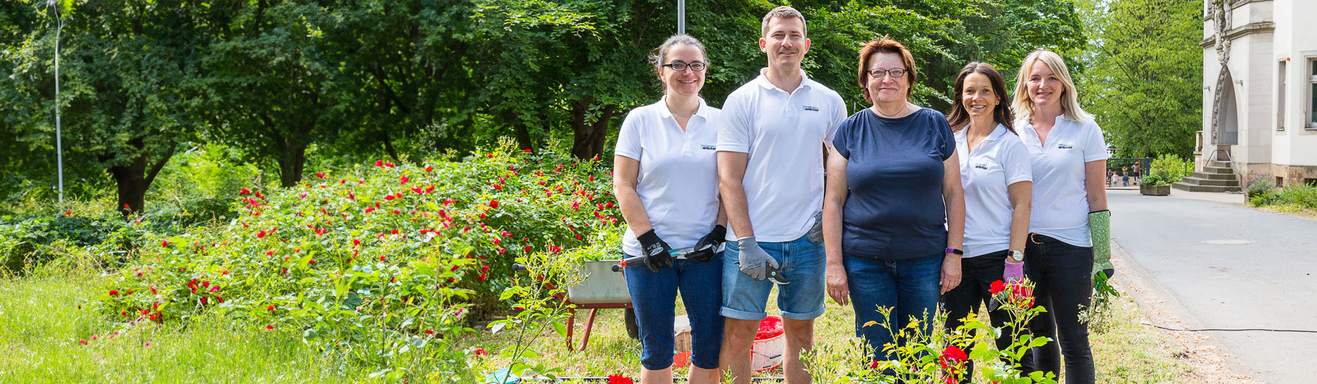 Mitarbeiter der Stadtwerke Elbtal bei einem Garteneinsatz