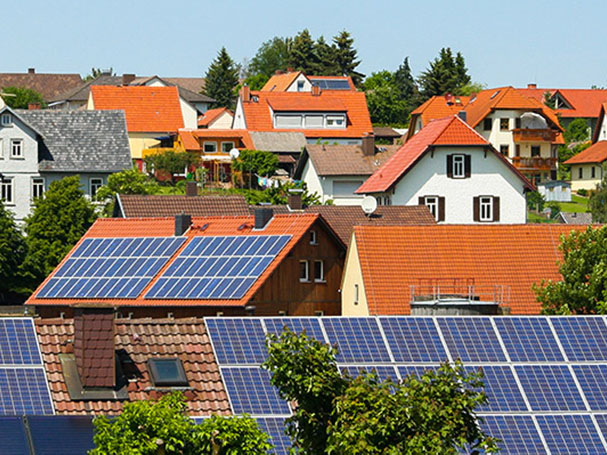 Dächer einer Kleinstadt mit Photovoltaikanlagen